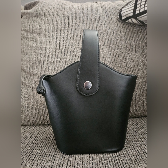 No boundaries bucket handbag - Picture 2 of 5